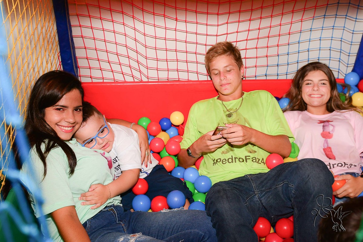 quatro irmãos brincam e sorriem numa piscina de bolinha, no clique de by Eli Matos