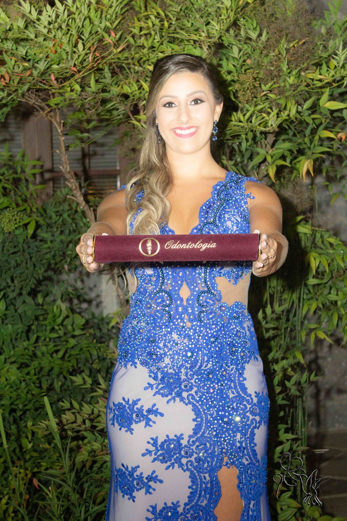 Forma em odontologia de vestido azul, mostra seu canudo, by Eli Matos clicou a bela jovem