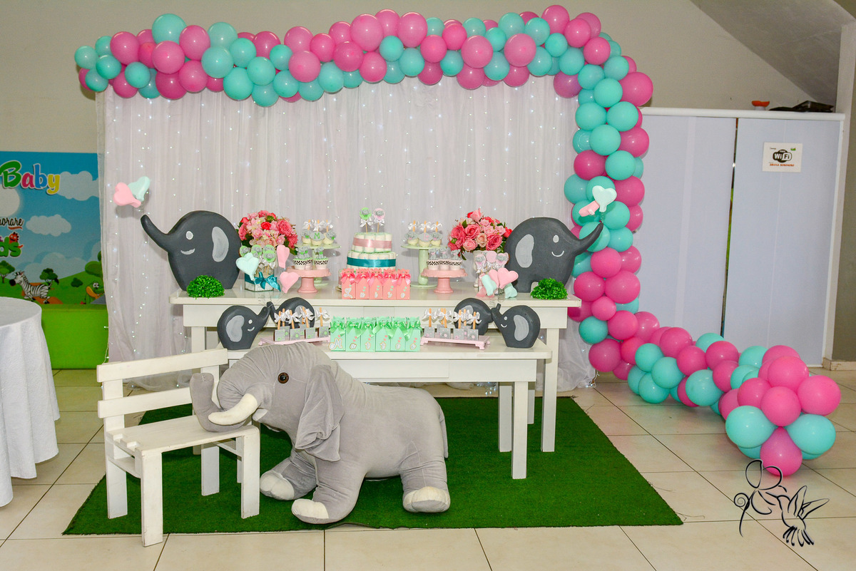 by Eli Matos clica o painel principal do chá de fraldas com elefantes coloridos nas cores rosa e verde 