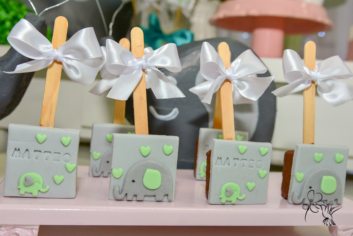bolachas decoradas com elefantes verdes, clique de by Eli Matos