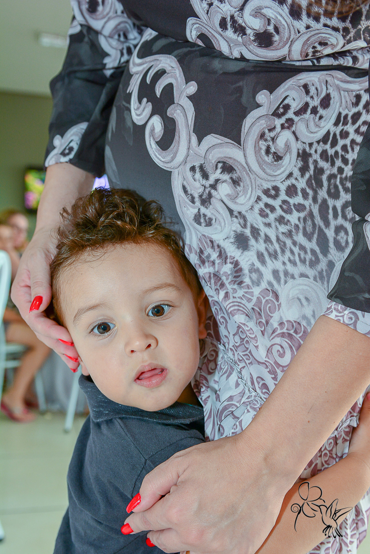 Criança de dois anos abraça sua mãe grávida de gêmeos, clique de by Eli Matos