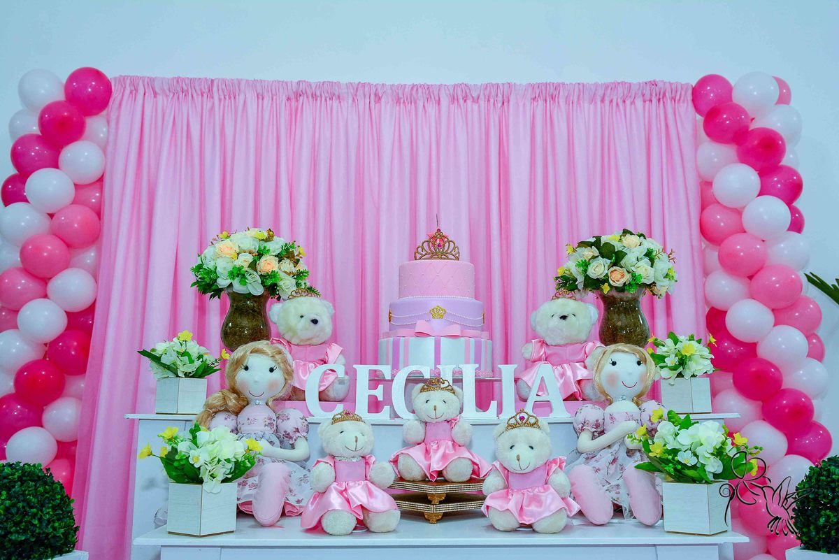 by Eli Matos, mostra painel principal decoração com ursas princesas,  branco e rosa.