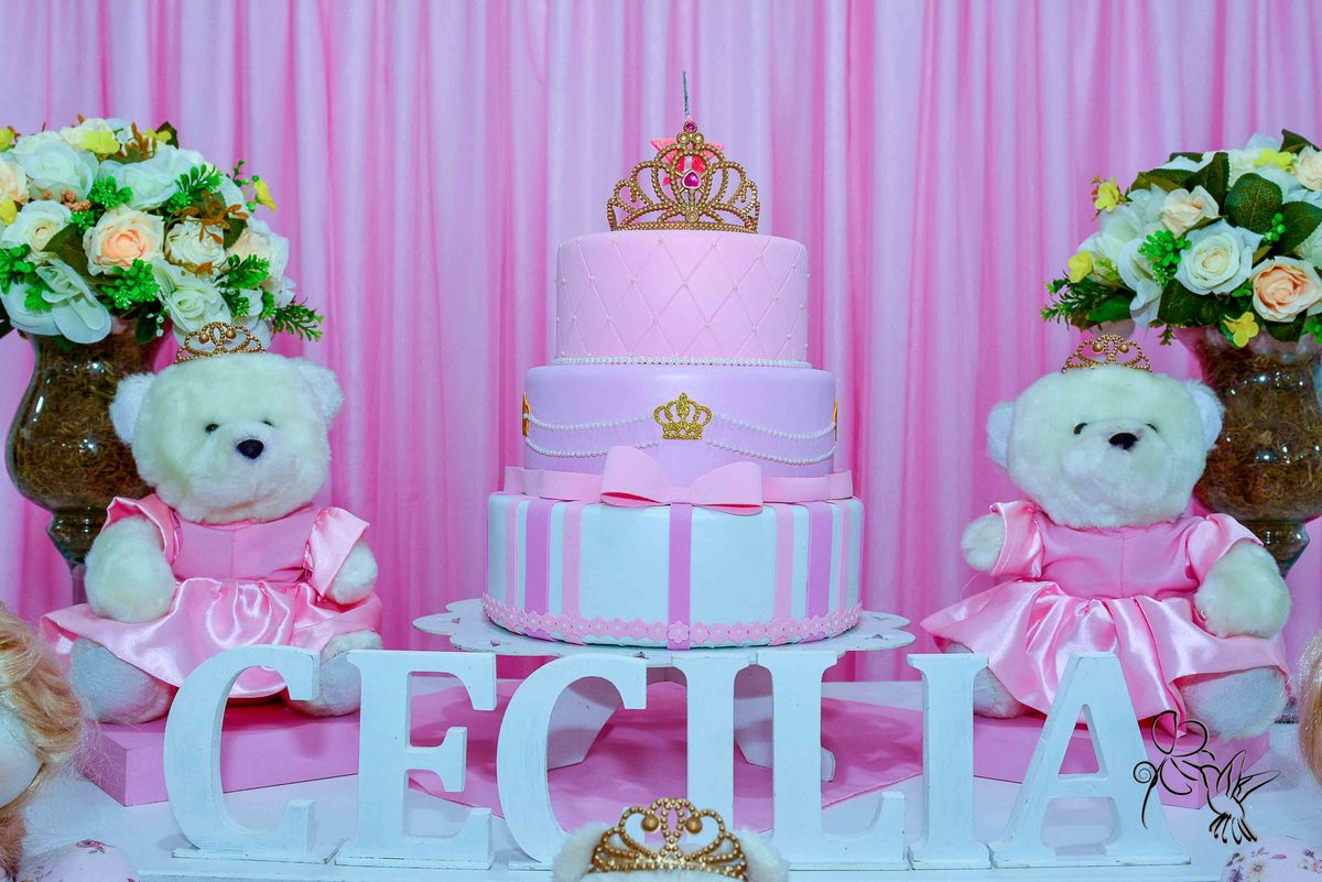 Detalhe de decoração infantil em branco e rosa, no clique de by Eli Matos