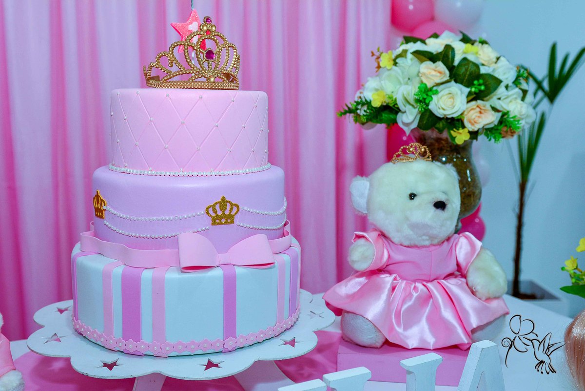 Detalhe de decoração infantil em branco e rosa, no clique de by Eli Matos