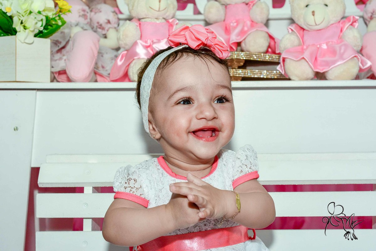 Cecilia faz um ano e sorri muito alegre num vestido branco com flores rosas, by Eli Matos, registrou esse sorriso