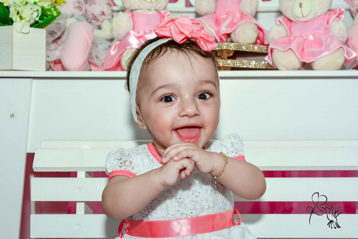 Cecilia faz um ano e sorri muito alegre num vestido branco com flores rosas, by Eli Matos, registrou esse sorriso
