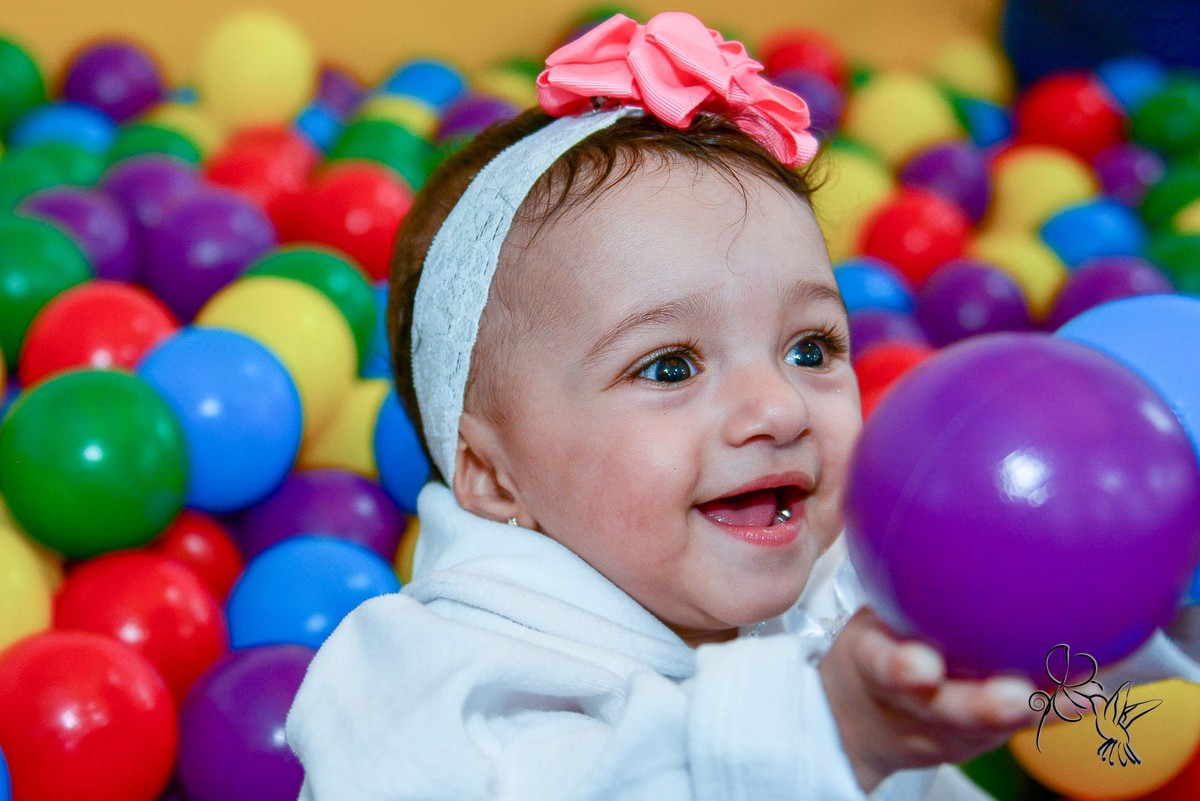 Cecilia faz um ano e sorri muito alegre na piscina de bolinhas coloridas by Eli Matos, registrou esse sorriso