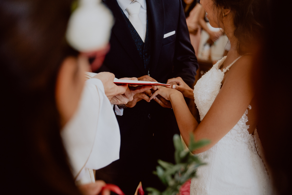 Troca de alianças entre os noivos
