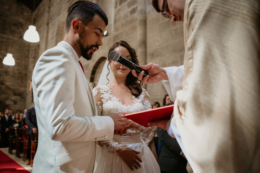 Troca de alianças entre os noivos