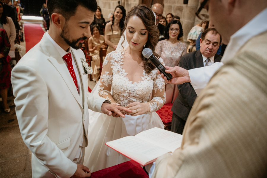 Troca de alianças entre os noivos