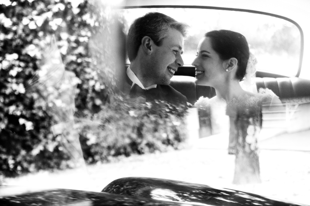 carro clássico noivos