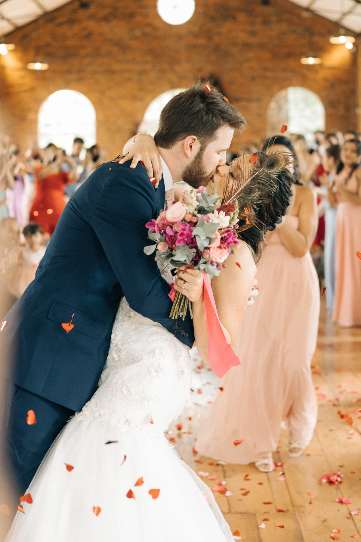 casamento-fazenda-boho-taubaté-sp-quilombo-limeira-ar-livre-por-do-sol-dia-fim-final-tarde-diurno fazenda quilombo limeira casamento saída da noiva o beijo