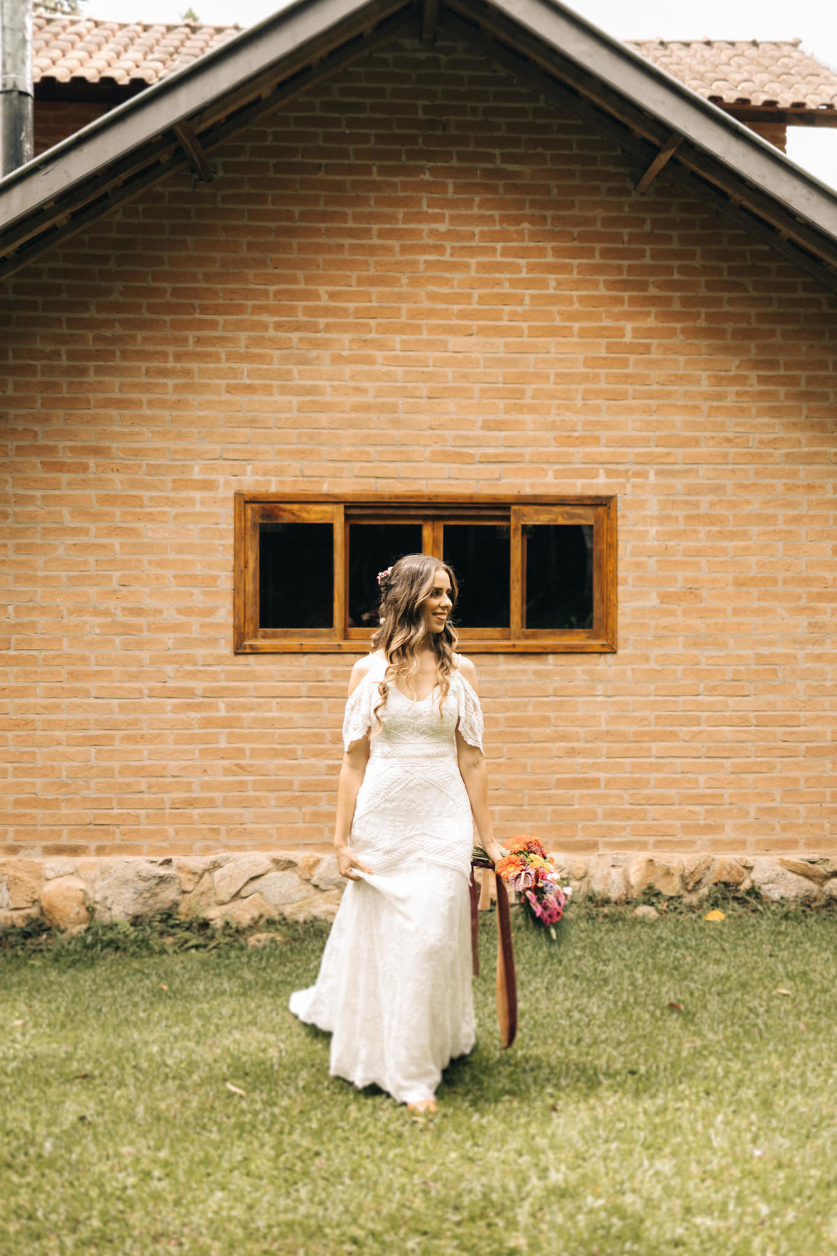 casamento fazenda sítio gonçalves mg minas gerais libertas atrás do alto carla lamim tereza felício casa dos cogumelos pasta de amendoim my vintage dress vestido boho noiva de botas casamento diurno no campo por do sol de dia rústico 