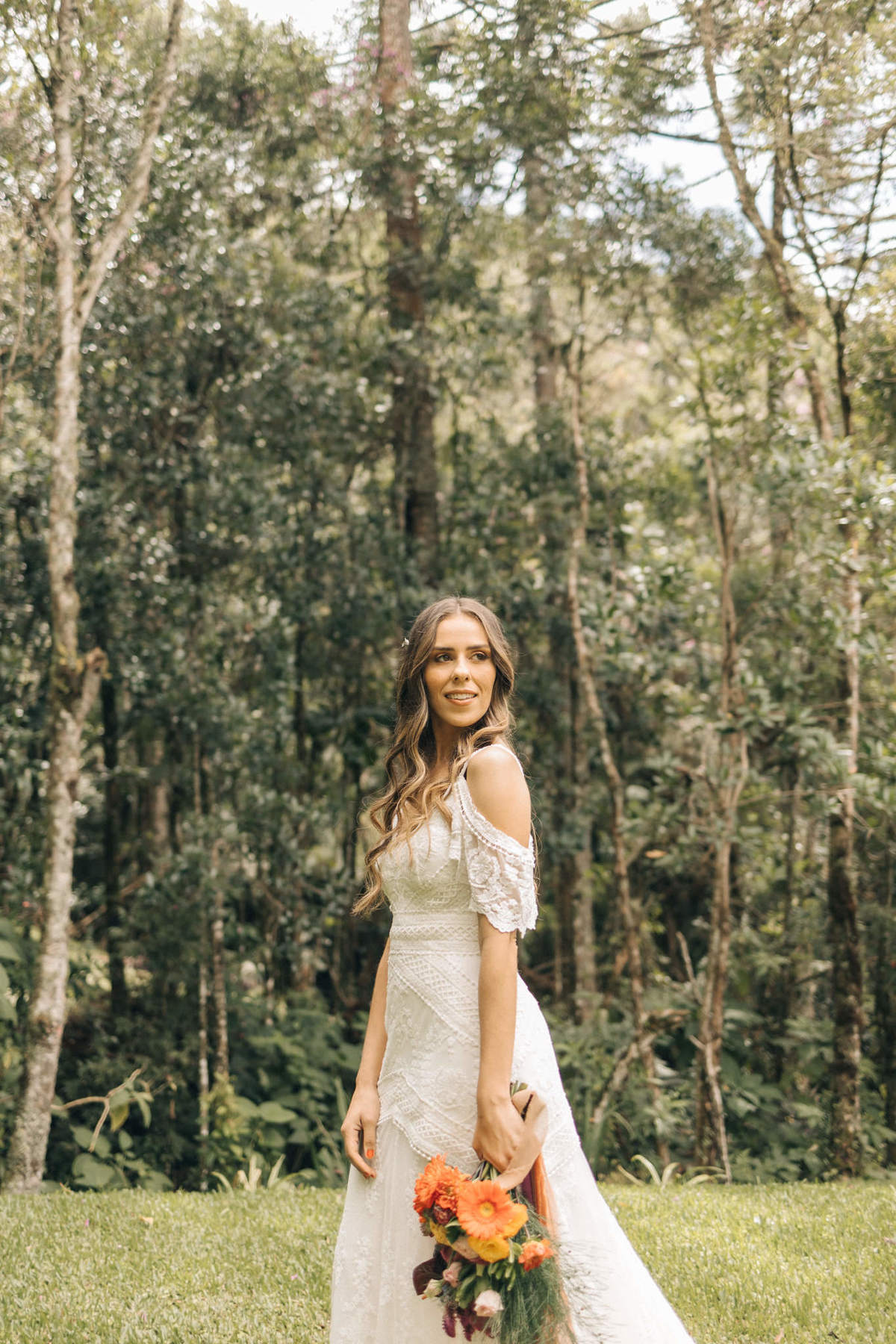 casamento fazenda sítio gonçalves mg minas gerais libertas atrás do alto carla lamim tereza felício casa dos cogumelos pasta de amendoim my vintage dress vestido boho noiva de botas casamento diurno campo por do sol de dia rústico noiva chapéu suspensório