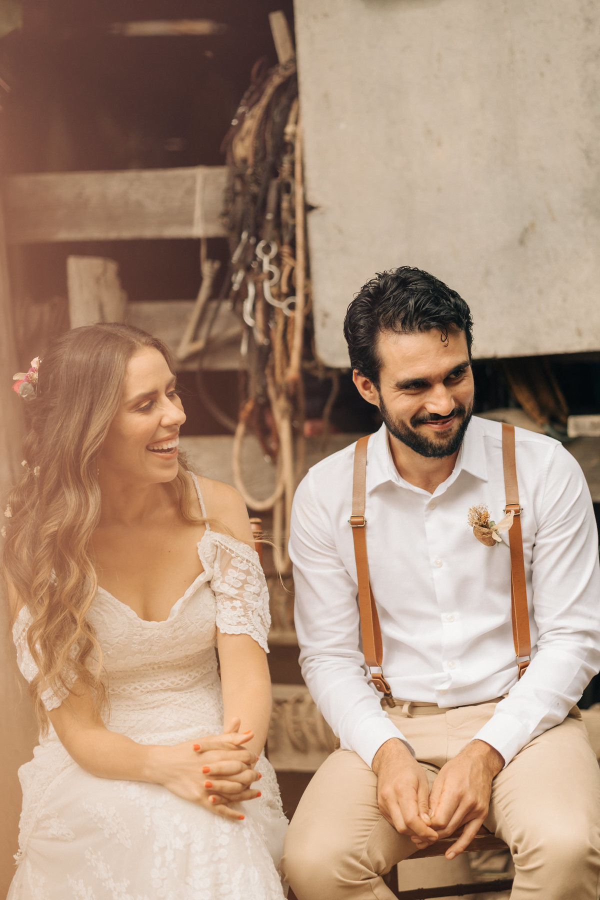 casamento fazenda sítio gonçalves mg minas gerais libertas atrás do alto carla lamim tereza felício casa dos cogumelos pasta de amendoim my vintage dress vestido boho noiva de botas casamento diurno no campo por do sol de dia rústico 