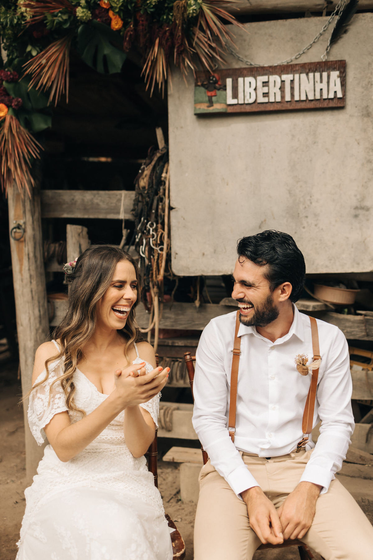 casamento fazenda sítio gonçalves mg minas gerais libertas atrás do alto carla lamim tereza felício casa dos cogumelos pasta de amendoim my vintage dress vestido boho noiva de botas casamento diurno no campo por do sol de dia rústico 