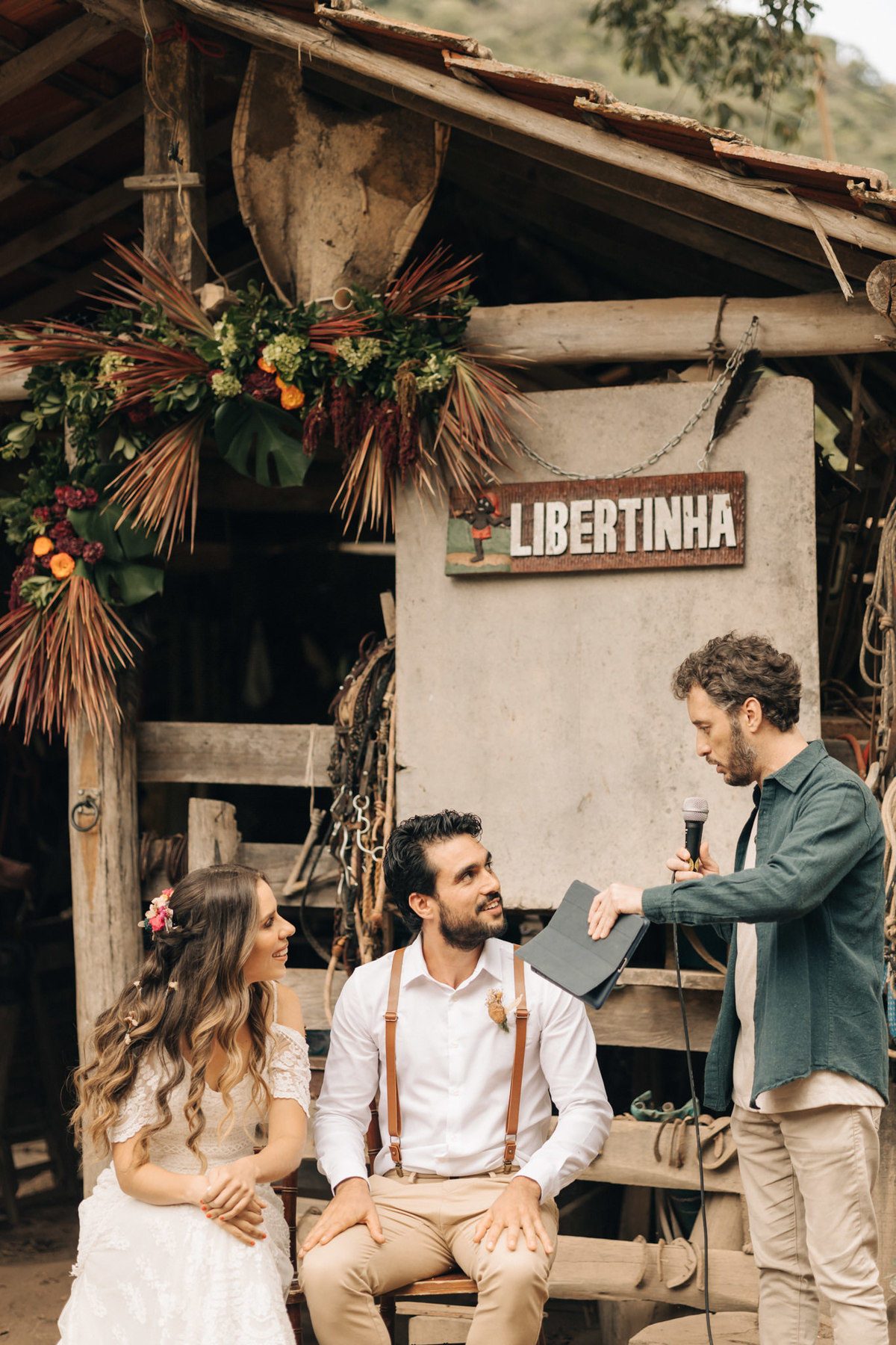 casamento fazenda sítio gonçalves mg minas gerais libertas atrás do alto carla lamim tereza felício casa dos cogumelos pasta de amendoim my vintage dress vestido boho noiva de botas casamento diurno no campo por do sol de dia rústico 