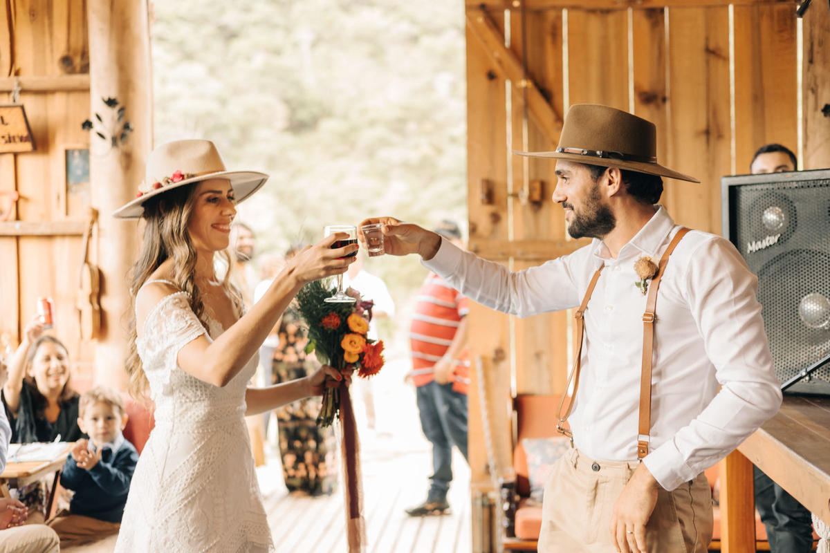 casamento fazenda sítio gonçalves mg minas gerais libertas atrás do alto carla lamim tereza felício casa dos cogumelos pasta de amendoim my vintage dress vestido boho noiva de botas casamento diurno campo por do sol de dia rústico noiva chapéu suspensório