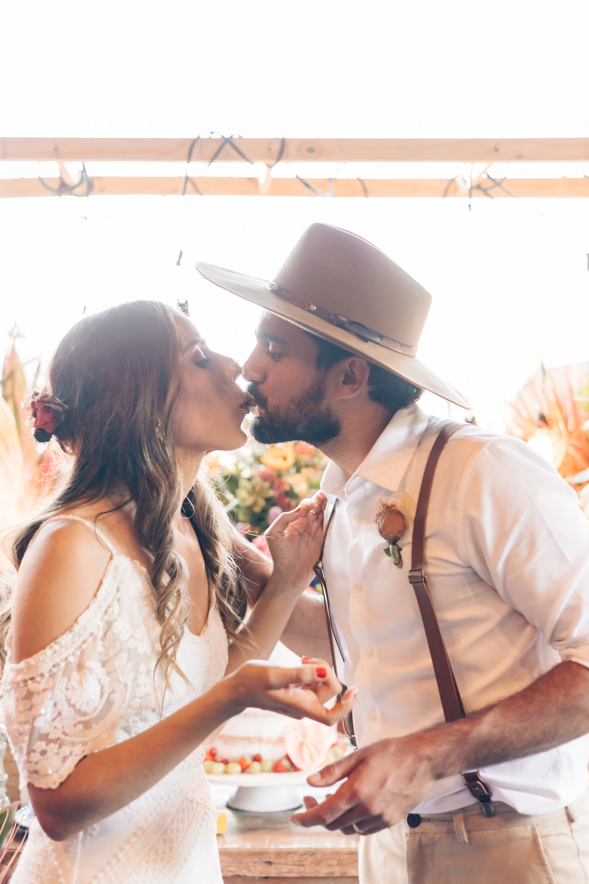 casamento fazenda sítio gonçalves mg minas gerais libertas atrás do alto carla lamim tereza felício casa dos cogumelos pasta de amendoim my vintage dress vestido boho noiva de botas casamento diurno campo por do sol de dia rústico noiva chapéu suspensório