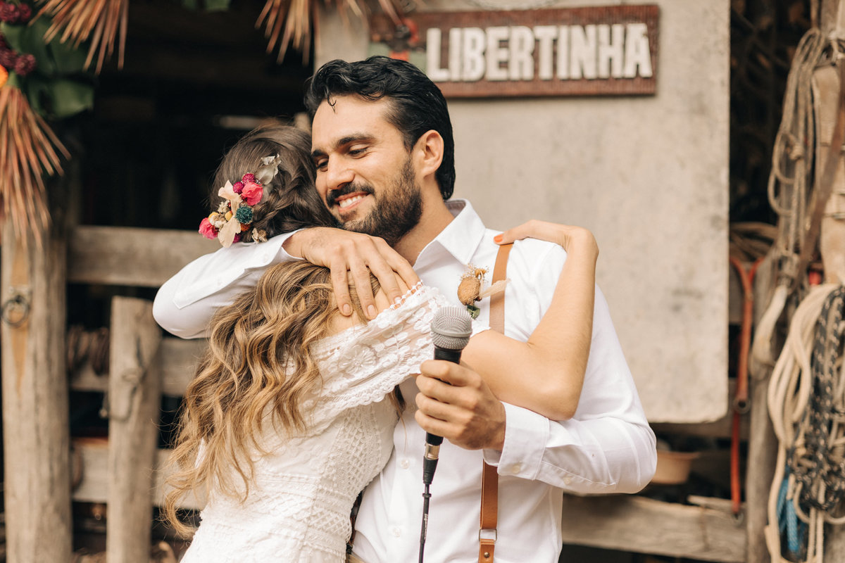 casamento fazenda sítio gonçalves mg minas gerais libertas atrás do alto carla lamim tereza felício casa dos cogumelos pasta de amendoim my vintage dress vestido boho noiva de botas casamento diurno no campo por do sol de dia rústico 