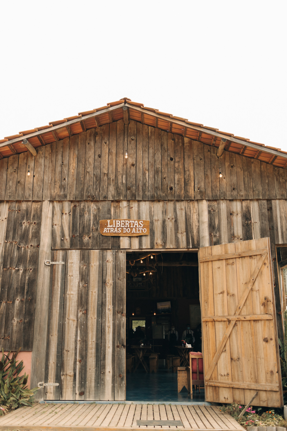 casamento fazenda sítio gonçalves mg minas gerais libertas atrás do alto carla lamim tereza felício casa dos cogumelos pasta de amendoim my vintage dress vestido boho noiva de botas casamento diurno no campo por do sol de dia rústico 