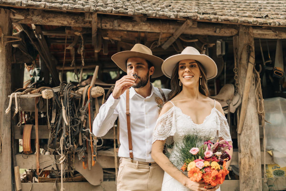 casamento fazenda sítio gonçalves mg minas gerais libertas atrás do alto carla lamim tereza felício casa dos cogumelos pasta de amendoim my vintage dress vestido boho noiva de botas casamento diurno campo por do sol de dia rústico noiva chapéu suspensório