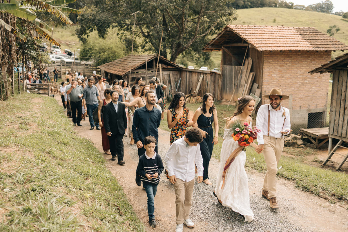 casamento fazenda sítio gonçalves mg minas gerais libertas atrás do alto carla lamim tereza felício casa dos cogumelos pasta de amendoim my vintage dress vestido boho noiva de botas casamento diurno no campo por do sol de dia rústico 