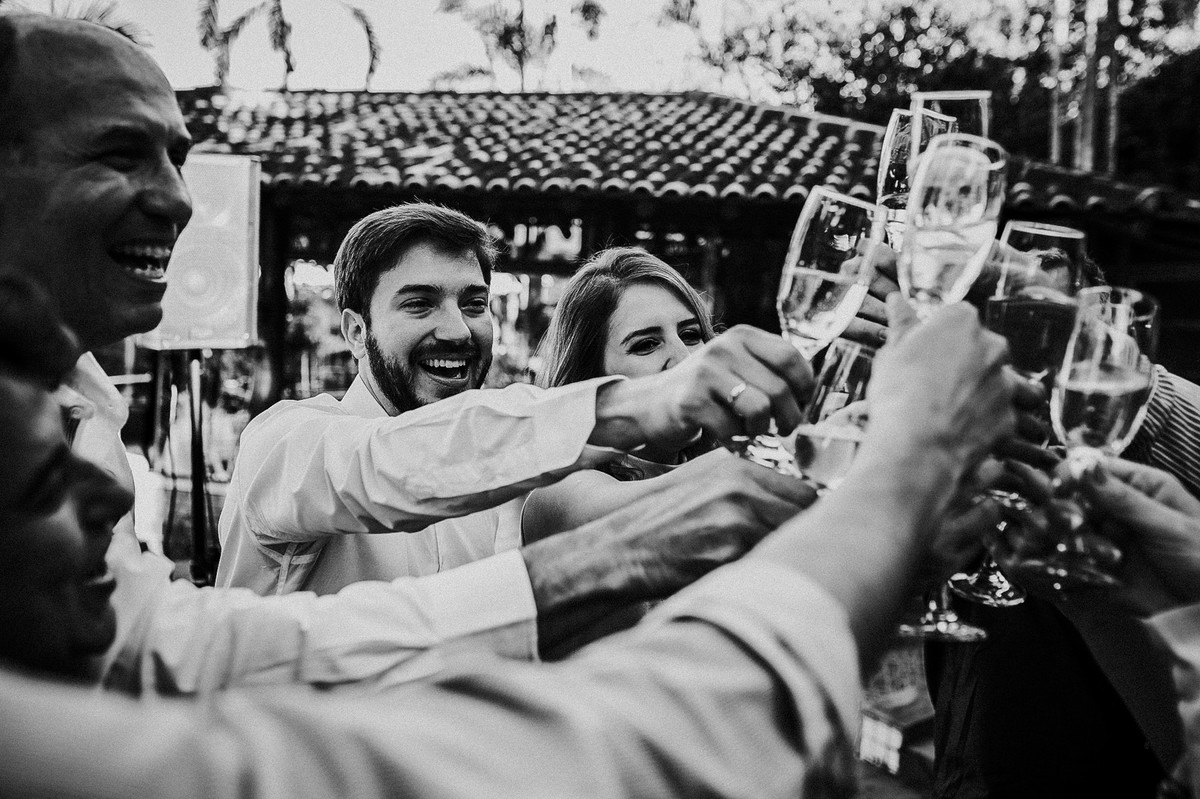 Comemorando com um brinde - Noivado do casal em Taubaté - Chácaras Cataguá - Fotografia Anderson Barboza