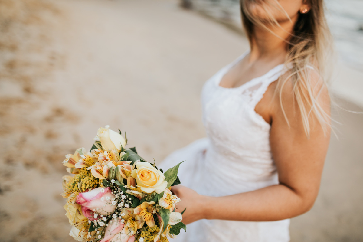 Ensaio Pré-wedding na praia - noiva com buquê - Ubatuba - Litoral norte - SP Fotografo Anderson Barboza - Taubaté e vale do paraiba