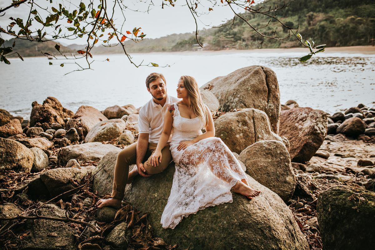 Ensaio Pré-wedding na praia - nas pedras. Ubatuba - Litoral norte - SP Fotografo Anderson Barboza - Taubaté e vale do paraiba