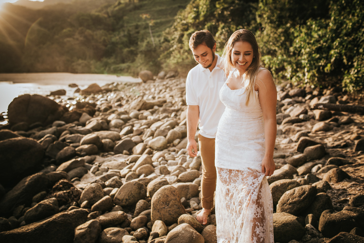 Ensaio Pré-wedding na praia - nas pedras. Ubatuba - Litoral norte - SP Fotografo Anderson Barboza - Taubaté e vale do paraiba