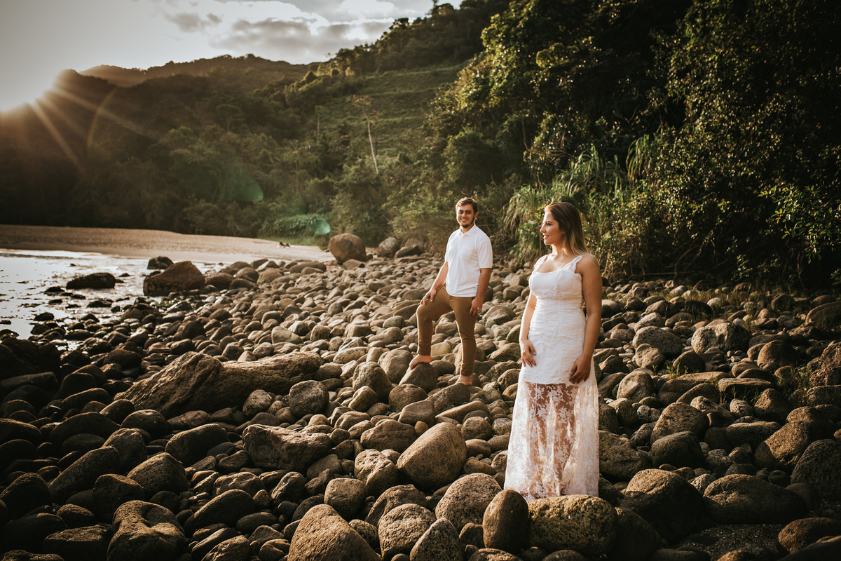 Ensaio Pré-wedding na praia - nas pedras. Ubatuba - Litoral norte - SP Fotografo Anderson Barboza - Taubaté e vale do paraiba