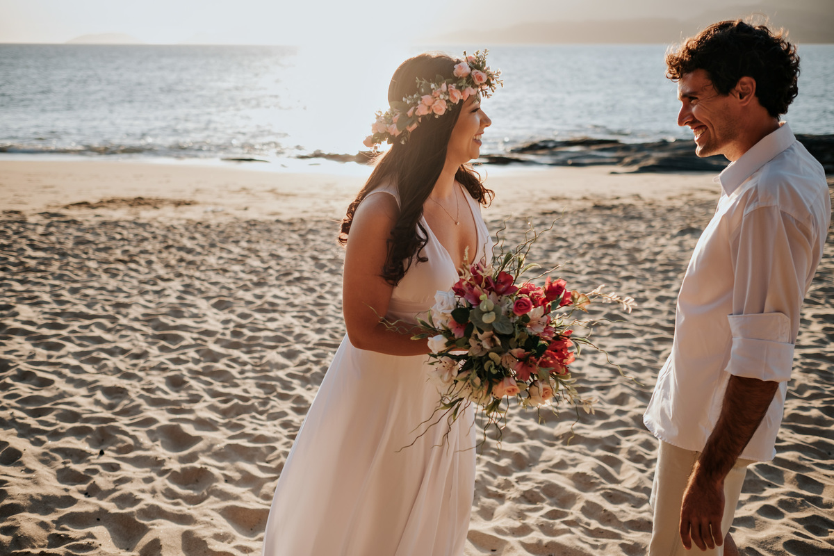 Ensaio Pré-wedding em Ilhabela, noivos na areia da praia, noiva com buquê.