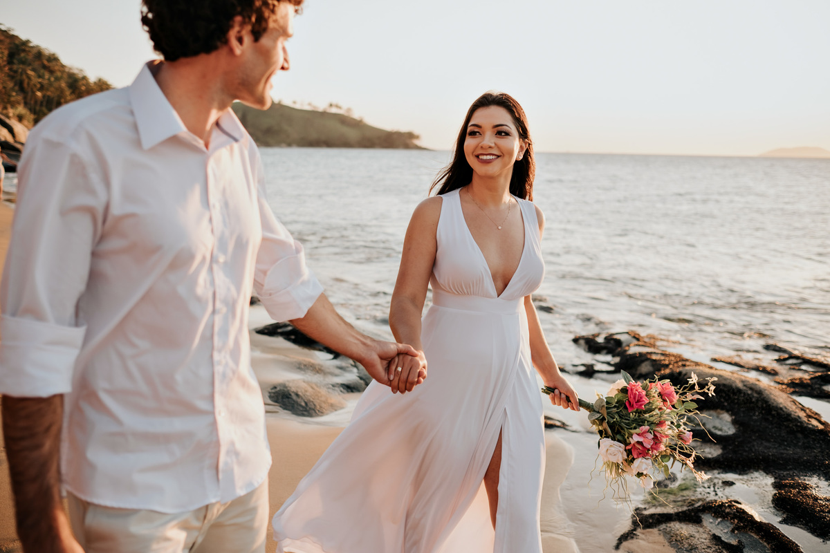 Ensaio Pré-wedding em Ilhabela, noivos na pedra da praia, por do sol, final de tarde.