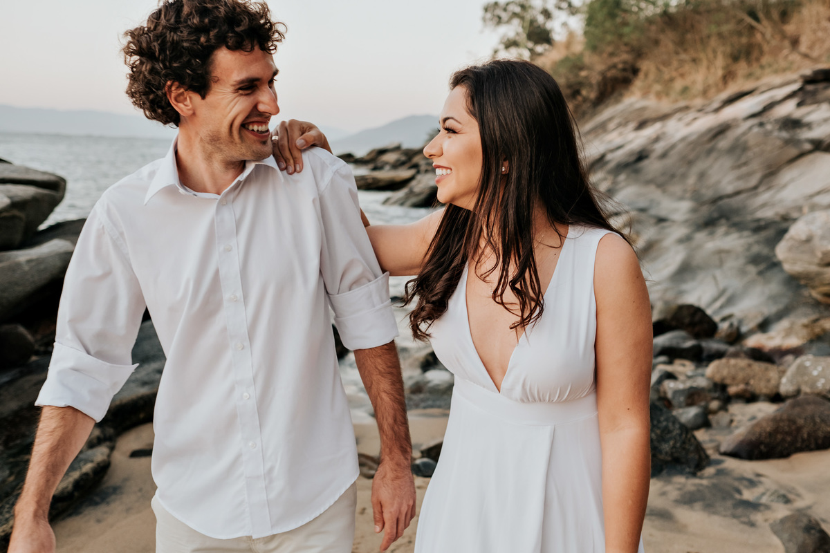 Ensaio Pré-wedding em Ilhabela, noivos na pedra da praia, por do sol, final de tarde.