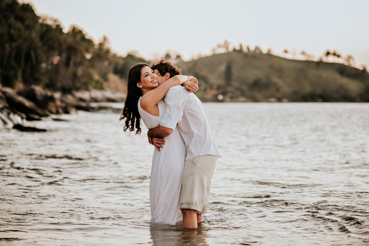 Ensaio Pré-wedding em Ilhabela, noivos na água do mar.