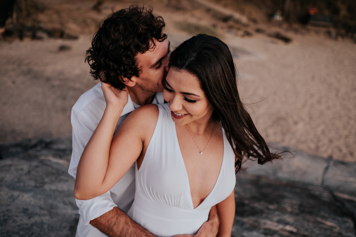 Ensaio Pré-wedding em Ilhabela, noivos na pedra da praia, por do sol, final de tarde.