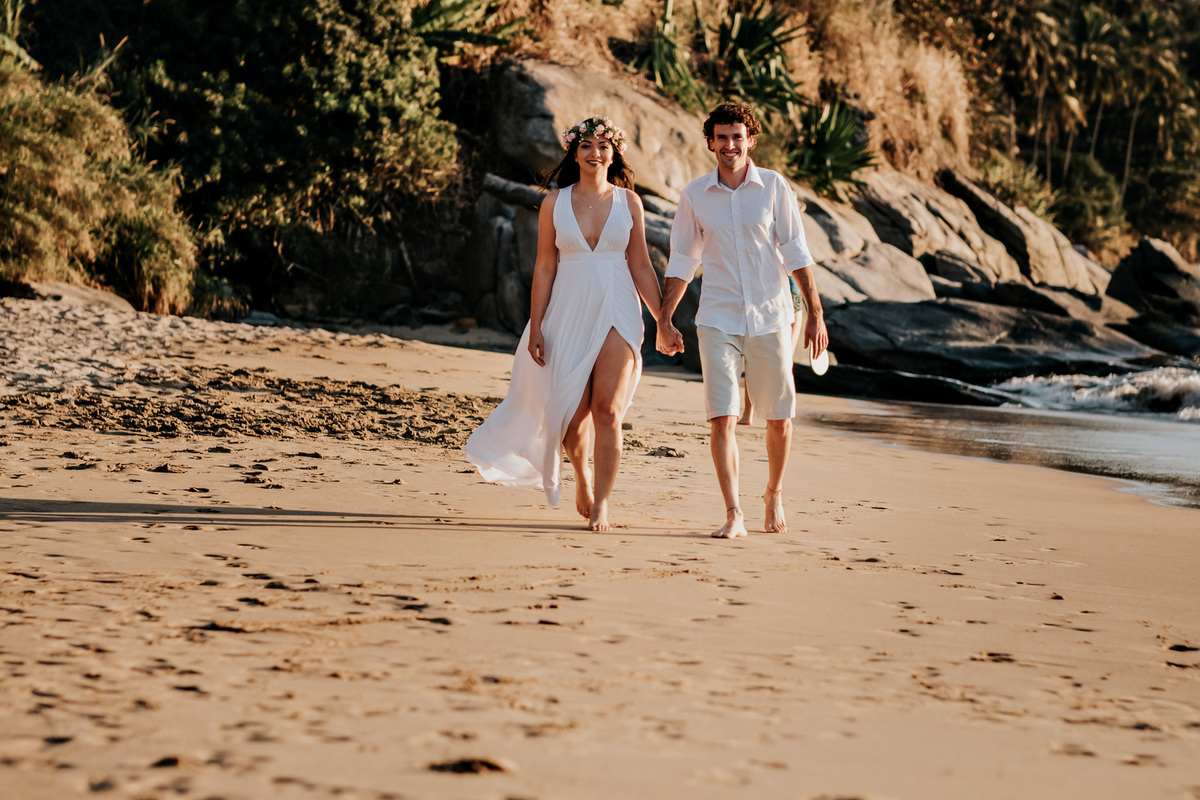 Ensaio Pré-wedding em Ilhabela, noivos caminhando na areia da praia.