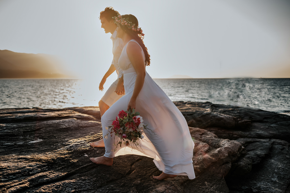 Ensaio Pré-wedding em Ilhabela, noivos na pedra da praia.