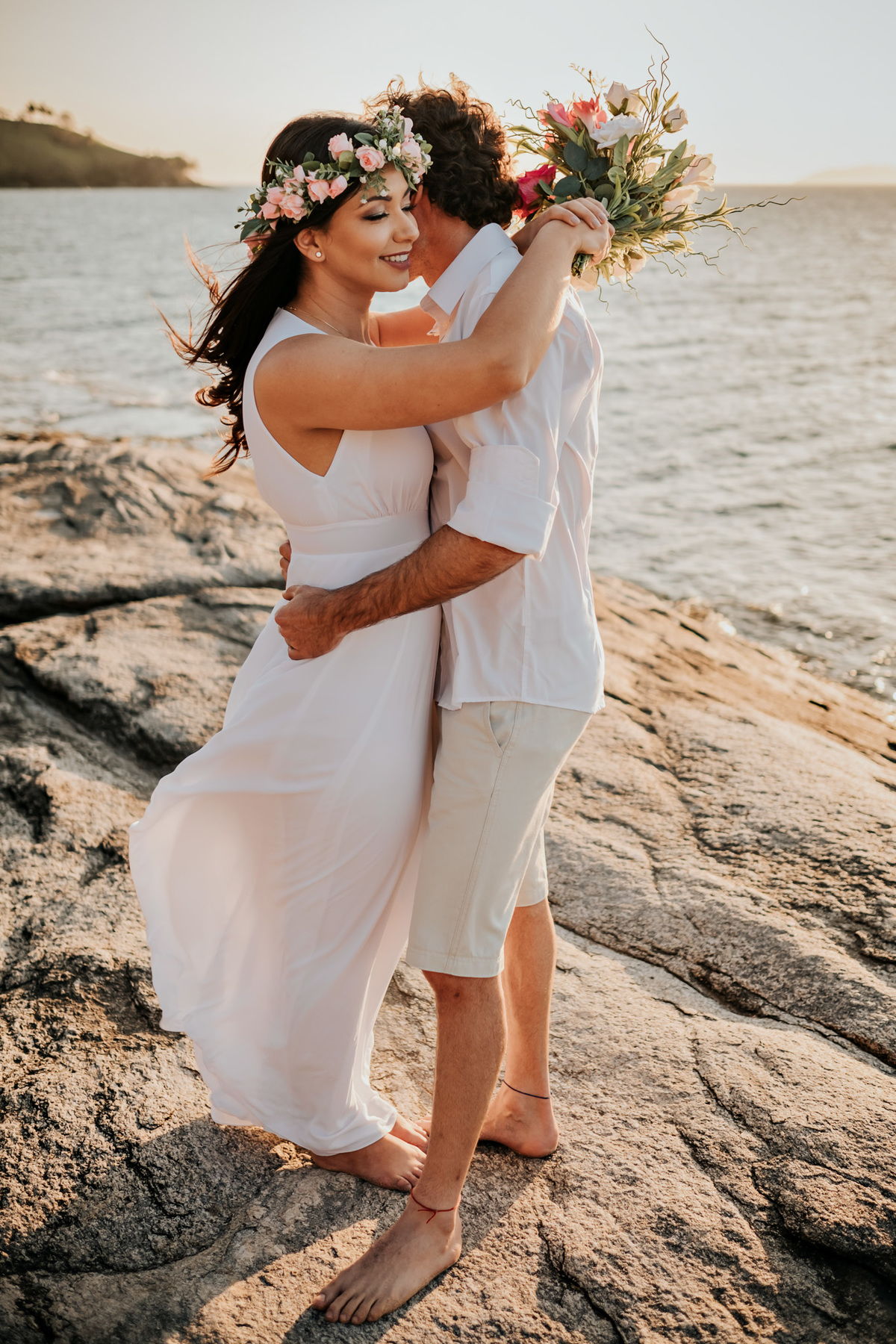 Ensaio Pré-wedding em Ilhabela, noivos na pedra da praia.