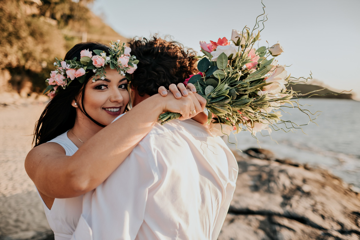 Ensaio Pré-wedding em Ilhabela, noivos na pedra da praia.