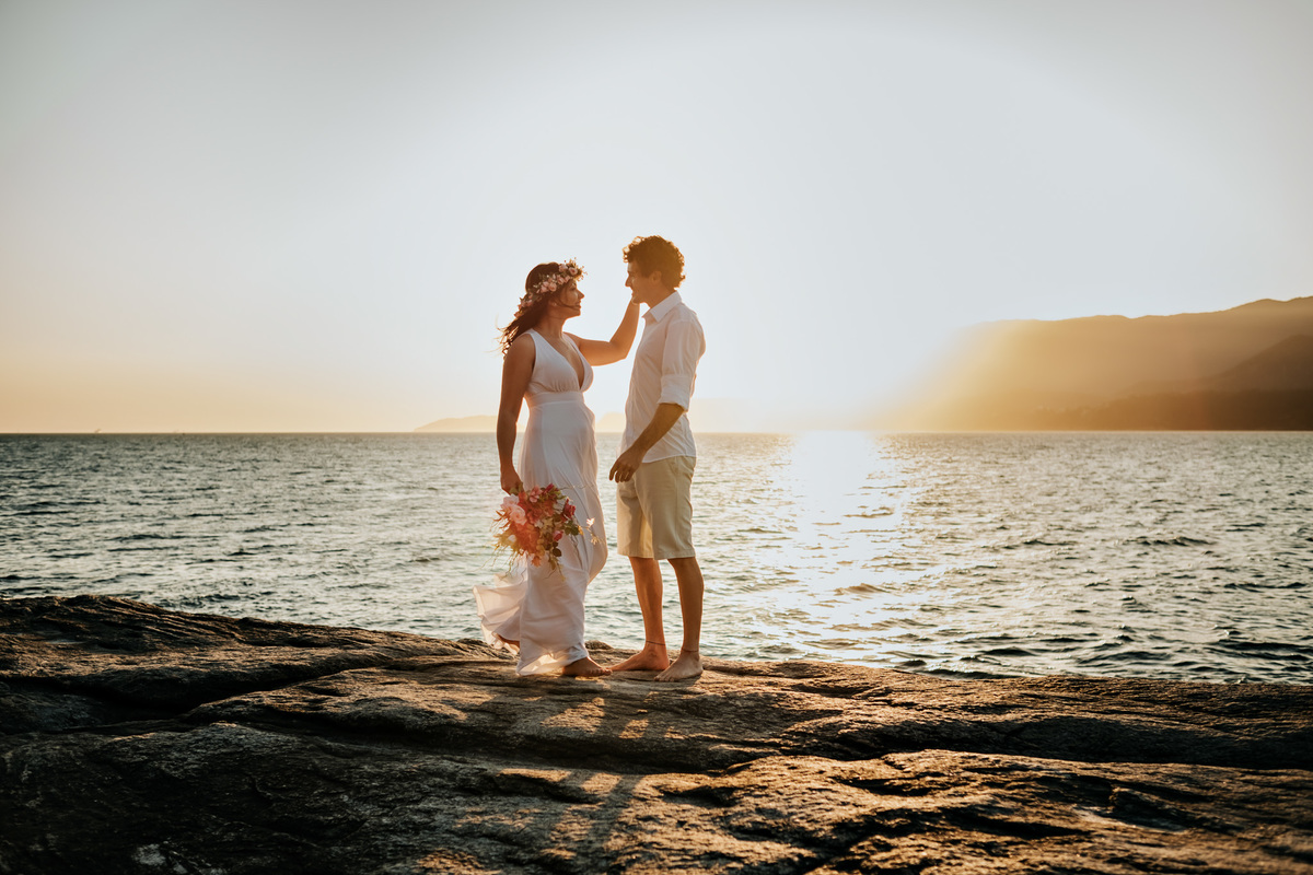 Ensaio Pré-wedding em Ilhabela, noivos na pedra da praia.