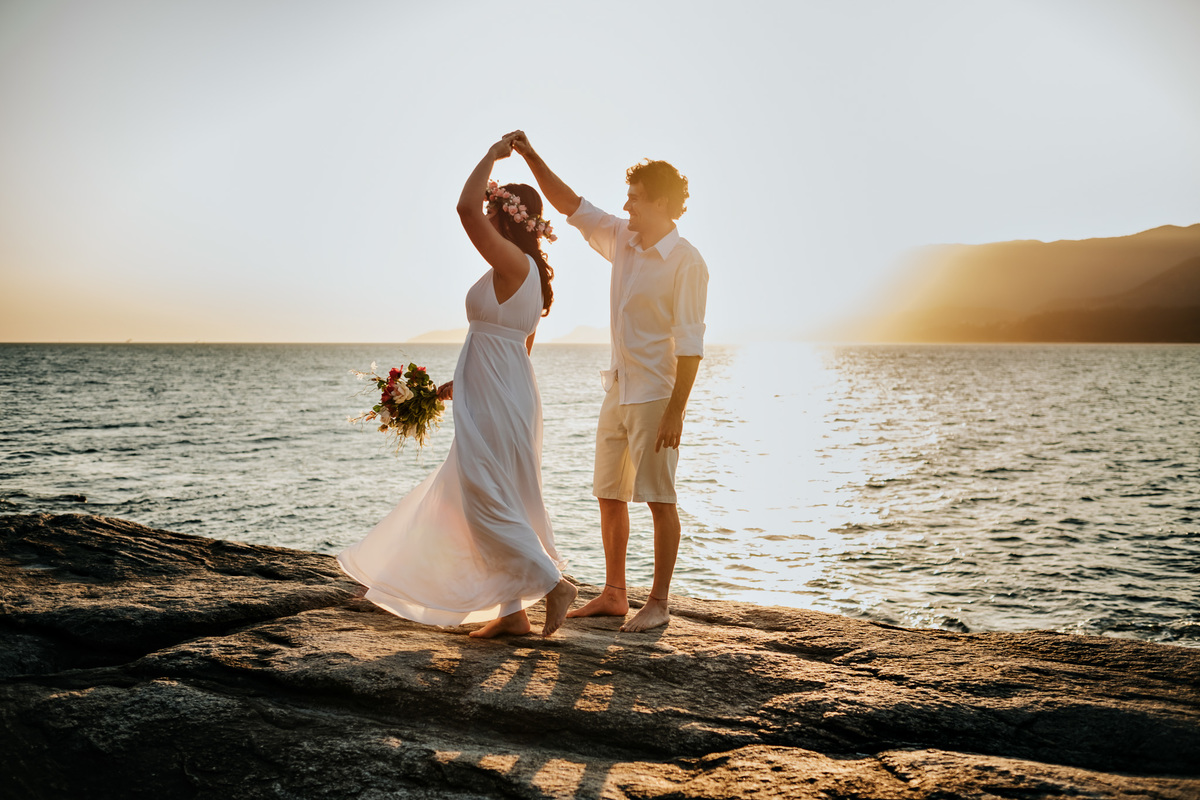 Ensaio Pré-wedding em Ilhabela, noivos na pedra da praia.