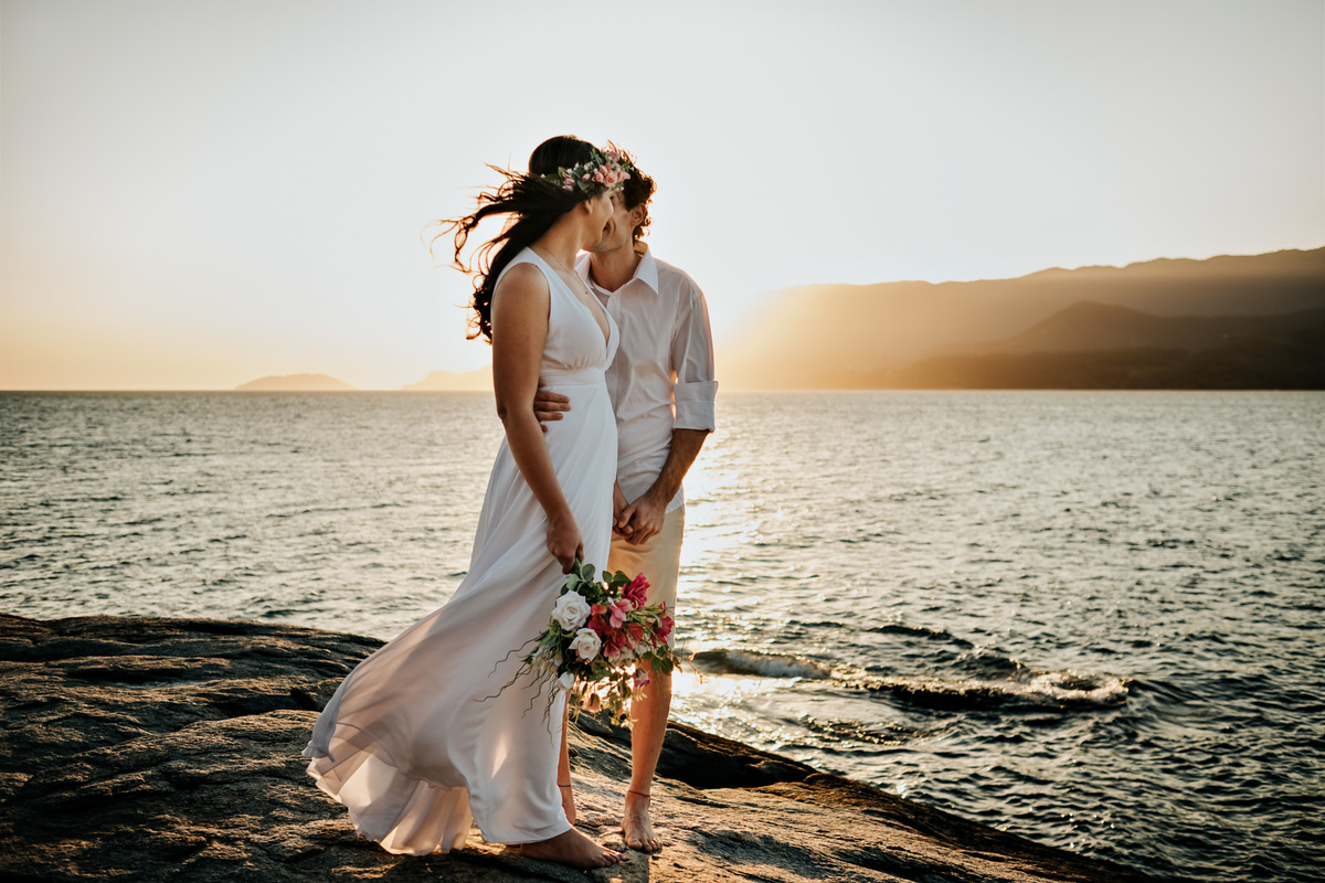 Ensaio Pré-wedding em Ilhabela, noivos na pedra da praia, por do sol, final de tarde.