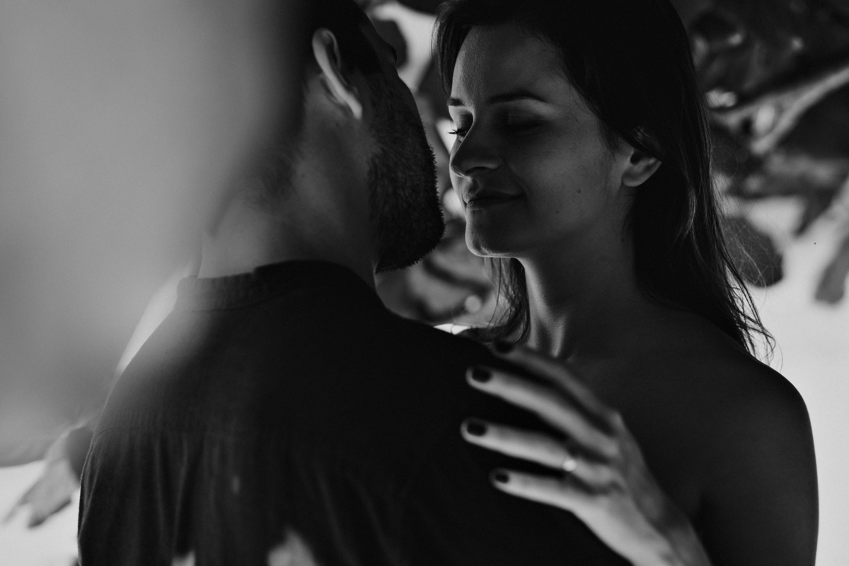 Ensaio de Casal na praia vermelha em Ubatuba, andando na areia - fotografo Anderson Barboza Taubaté 