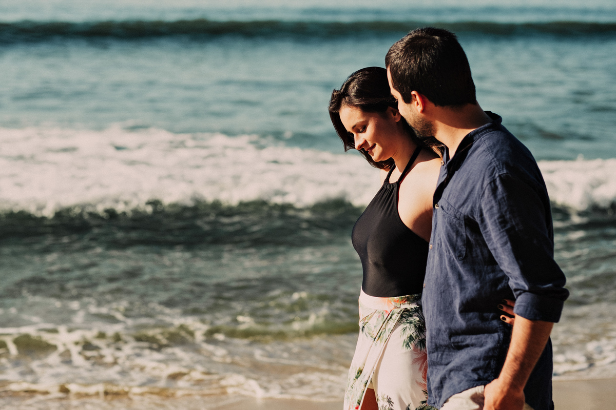 Ensaio de Casal na praia vermelha em Ubatuba, andando na areia - fotografo Anderson Barboza Taubaté 