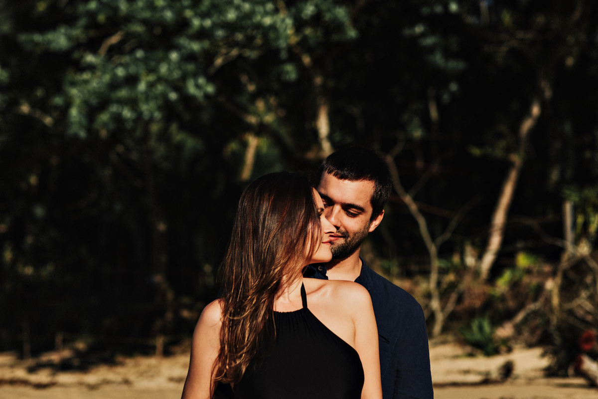 Ensaio de Casal na praia vermelha em Ubatuba, andando na areia - fotografo Anderson Barboza Taubaté 