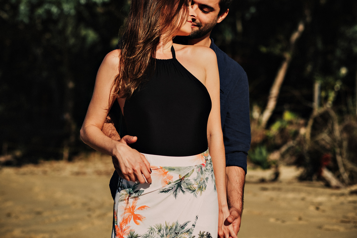 Ensaio de Casal na praia vermelha em Ubatuba, andando na areia - fotografo Anderson Barboza Taubaté 