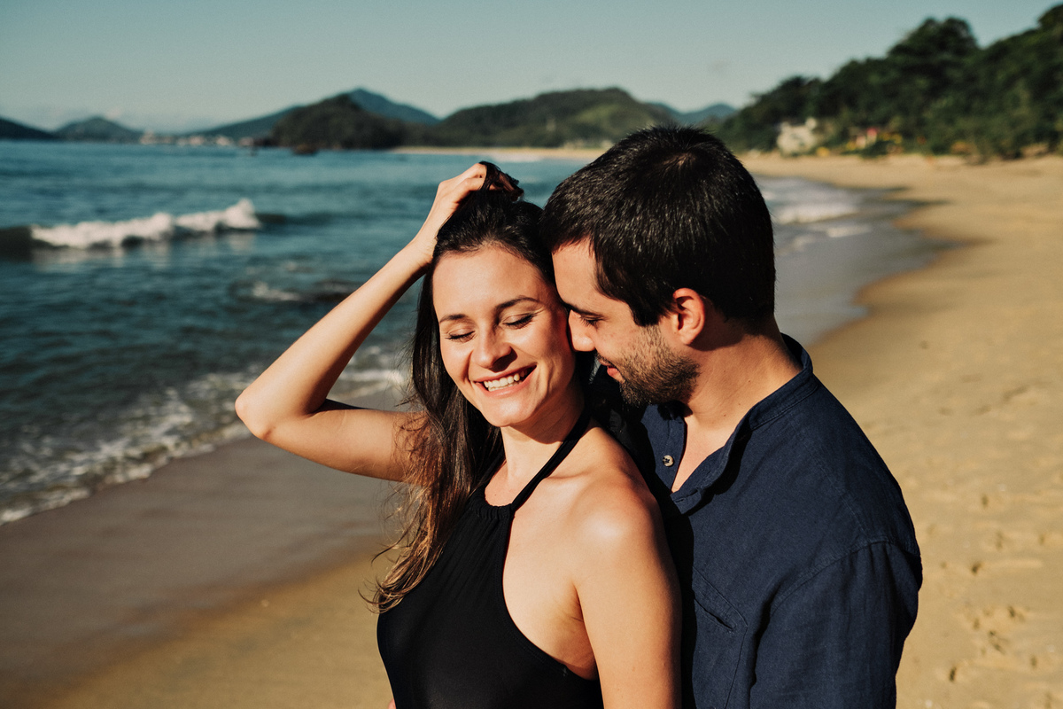 Ensaio de Casal na praia vermelha em Ubatuba, andando na areia - fotografo Anderson Barboza Taubaté 