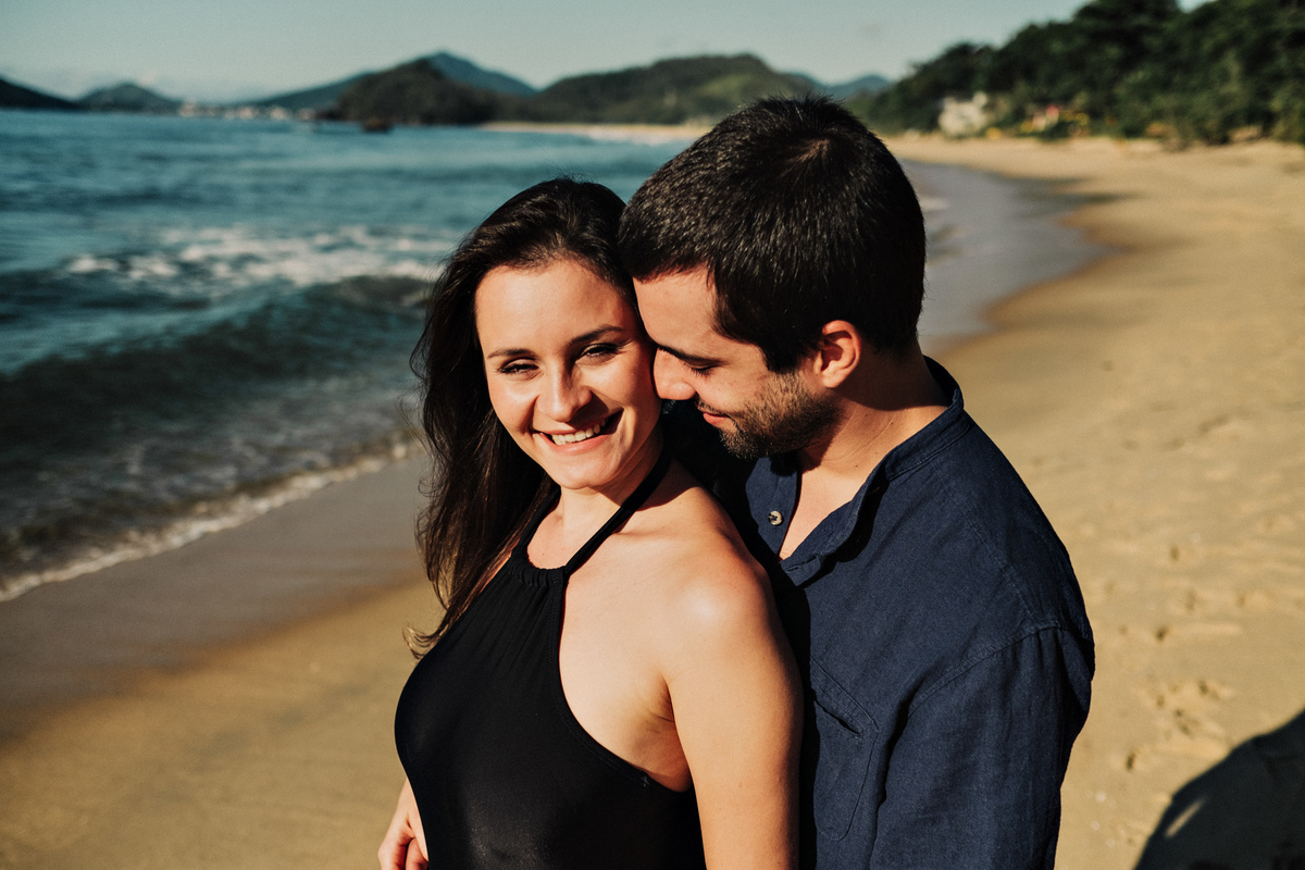 Ensaio de Casal na praia vermelha em Ubatuba, andando na areia - fotografo Anderson Barboza Taubaté 